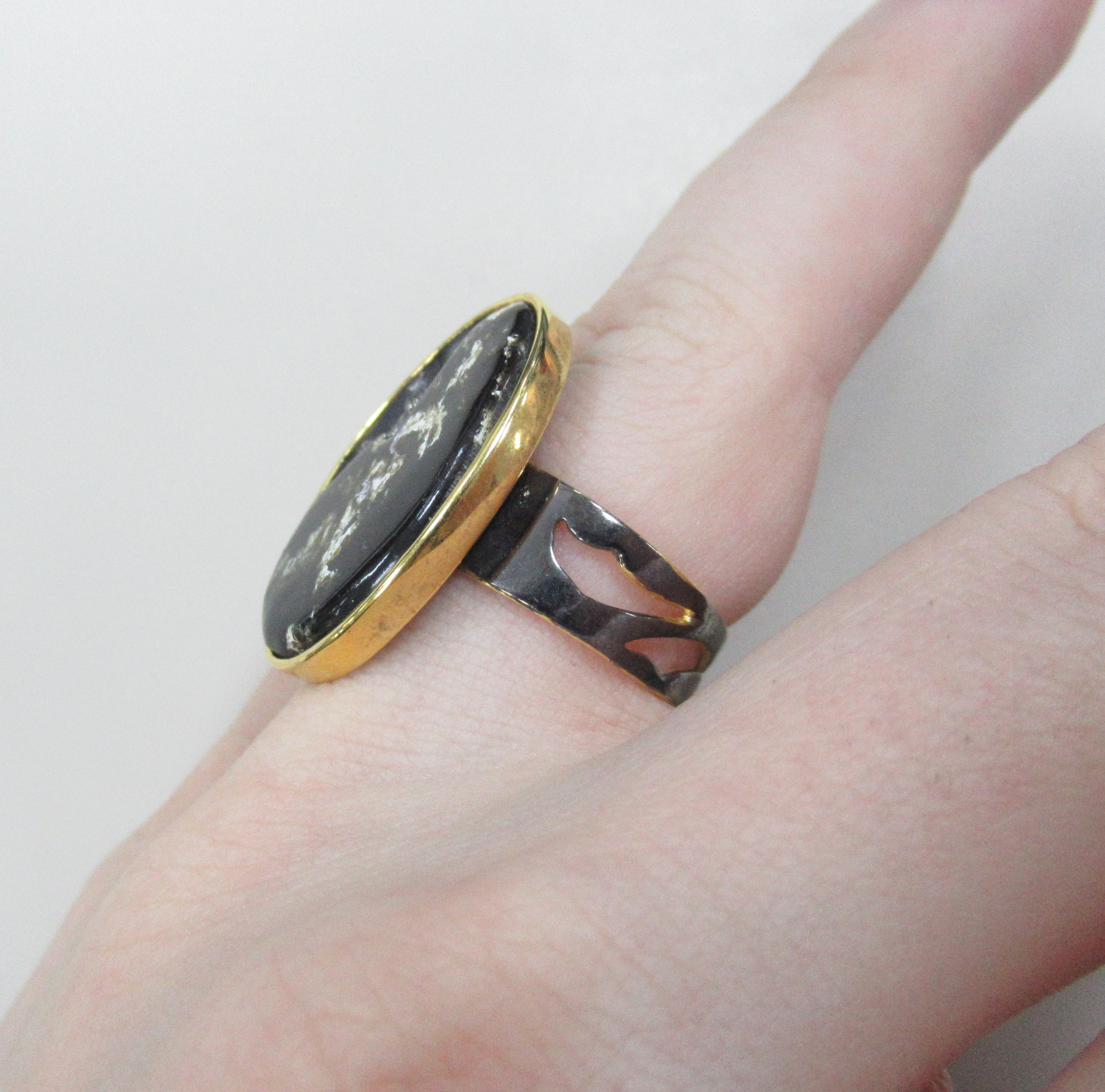 Серебряное кольцо с янтарем